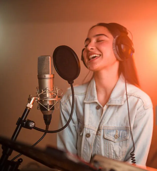 Alumna cantando en una sesión de técnica vocal